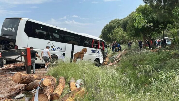 Çanakkale’de Kamyon, Otobüs ve Otomobilin Karıştığı Kazada 5 Kişi Hayatını Kaybetti