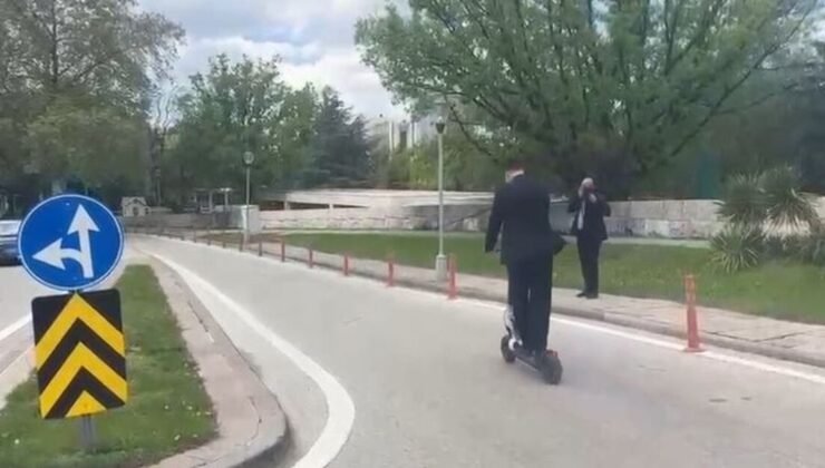CHP’li Alp TBMM’ye ‘skuter’ ile geldi