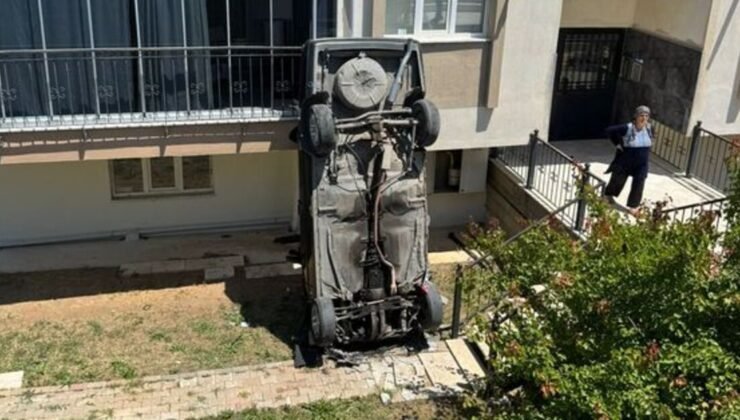 Denizli’de kontrolden çıkan otomobil apartmanın bahçesine düştü