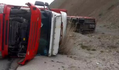 Erzincan-Sivas Kara Yolunda Tır Devrildi: Sürücü Yaralandı
