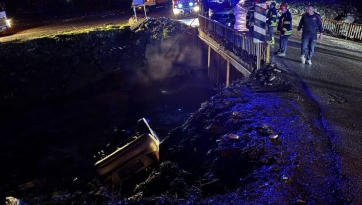Erzurum’da araç dereye yuvarlandı: 3 yaralı