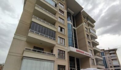 Eşini öldürüp, ihbar etti, başında bekledi