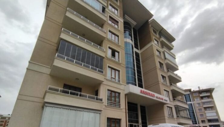 Eşini öldürüp, ihbar etti, başında bekledi