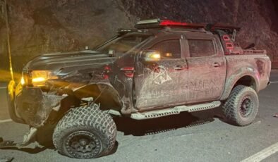 Hakkari’de 2 pikap çarpıştı: 8 yaralı