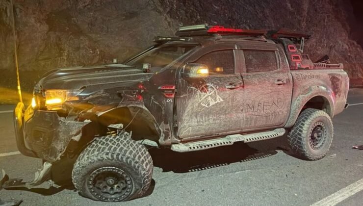 Hakkari’de 2 pikap çarpıştı: 8 yaralı