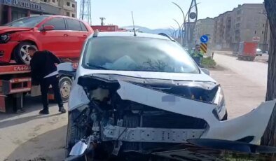 Hakkari’de Otomobil ve Hafif Ticari Araç Çarpıştı: 2 Yaralı
