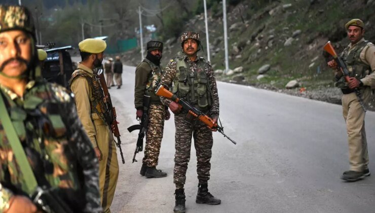 Hindistan’ı sorumlu tuttular! Pakistan’da askeri araca bombalı saldırı: 7 ölü