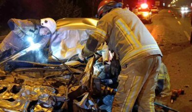 İnegöl’de Kamyonun Altına Giren Otomobilin Sürücüsü Ağır Yaralandı
