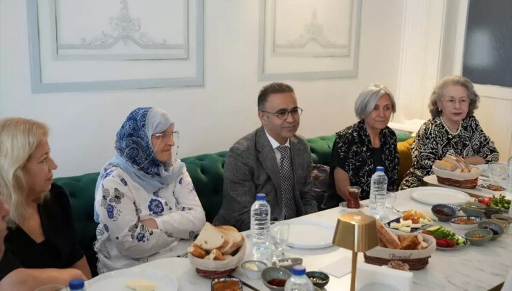 İzmir’de Anneler Günü’nde Öğretmen Anneler Buluştu