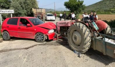 İzmir’de otomobille traktör çarpıştı: 4 yaralı