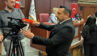 İzmit Belediye Meclisi’nde İmamoğlu’na bantlı gönderme