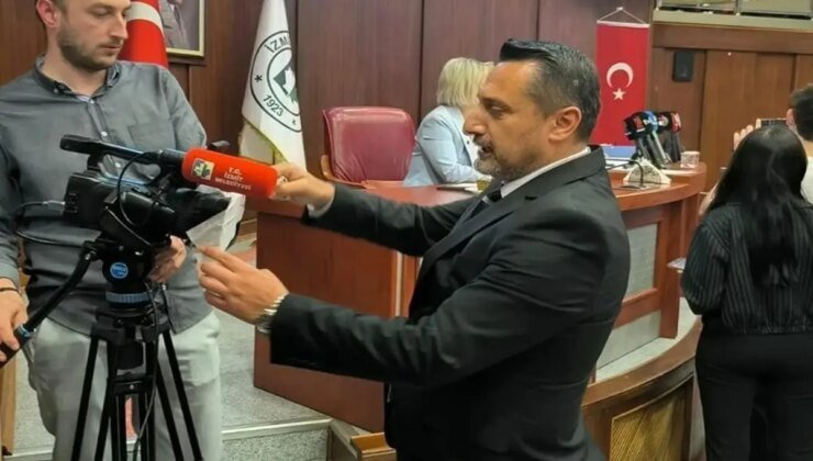 İzmit Belediye Meclisi’nde İmamoğlu’na bantlı gönderme