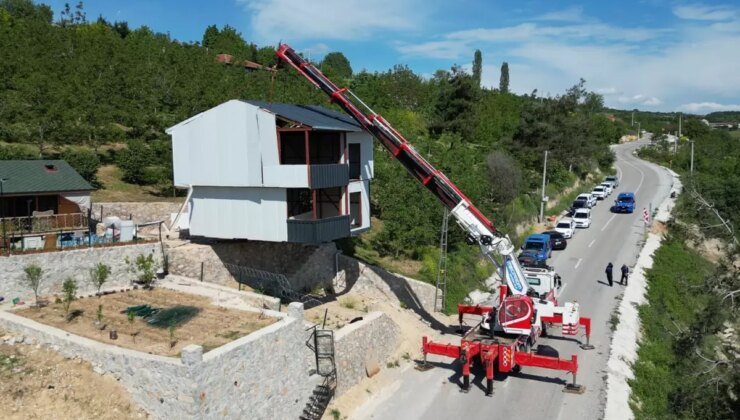 Kaçak villasını yıkımdan vinçle kaçırdı