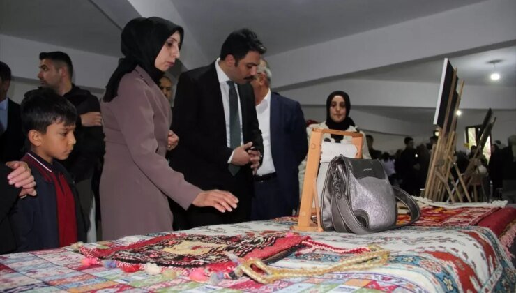 Karlıova’da Aile Destek Merkezi Kursiyerlerinin El Emeği Ürünleri Sergilendi