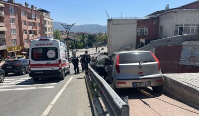 Kocaeli’de Kırmızı Işıkta Kaza: 5 Yaralı, 2’si Çocuk