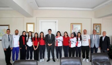 Kula’nın Genç Softbolcularından Kaymakama Ziyaret