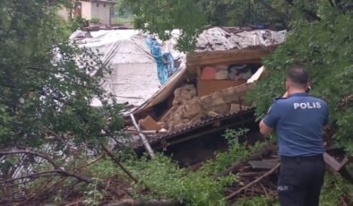 Malatya’da tek katlı ev çöktü! 3 kişiyi ekipler kurtardı