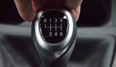 Manuel vitesli araçları kullanırken bu hatayı yapmayın: Motoru bitiriyor