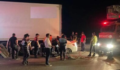 Mersin’de Park Halindeki Tıra Çarpan Otomobilde 2 Kişi Hayatını Kaybetti