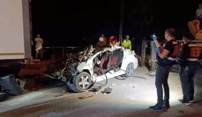 Mersin’de Park Halindeki Tıra Çarpan Otomobildeki 2 Kişi Hayatını Kaybetti