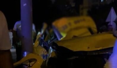 Mersin’de taksi refüje çarptı: 2 ölü