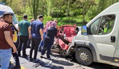 Minibüs ile otomobil çarpıştı: 2 ölü, 1 yaralı