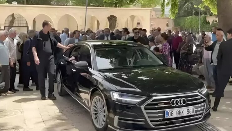 Müsavat Dervişoğlu kutsal mekana makam aracıyla girdi