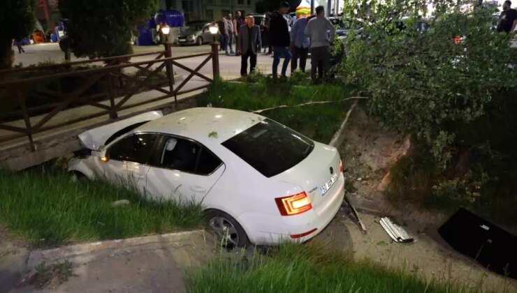 Nevşehir’de Kontrolden Çıkan Otomobil Su Kanalına Saplandı