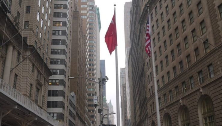 New York’ta Türk bayrağı göndere çekildi
