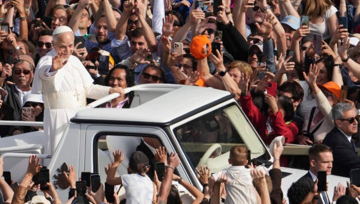Papa 14. Leo, “papamobil” aracıyla halkı selamladı