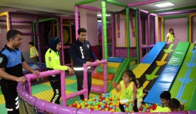 Polisten Çocuklara Eğlenceli Sürpriz: Oyun Merkezine Götürüldüler