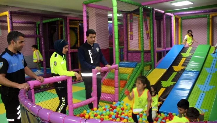 Polisten Çocuklara Eğlenceli Sürpriz: Oyun Merkezine Götürüldüler