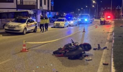 Refüje çarpan motosikletin sürücüsü öldü
