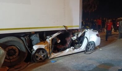Silifke’de TIR’a çarpan otomobil hurdaya döndü: 2 ölü