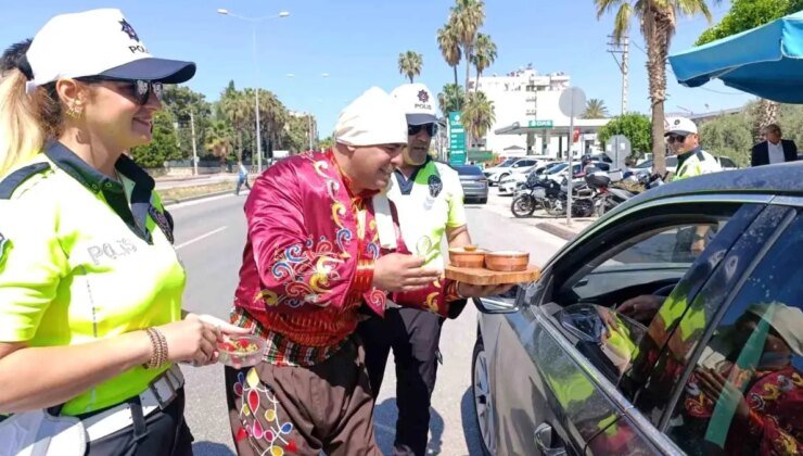Silifke’de Trafik Uygulamasında Yoğurt ve Çilek İkramı