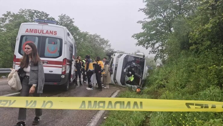 Sinop’ta Öğrenci Otobüsü ile Otomobil Çarpıştı: 18 Yaralı