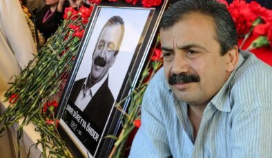 Sırrı Süreyya Önder’in "Kürt müsünüz?" sorusuna yanıtı yeniden gündem oldu