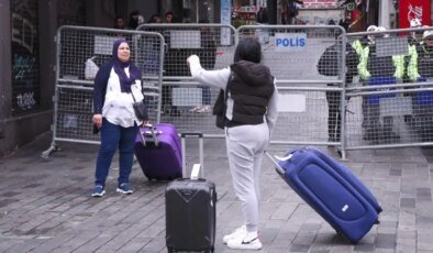 Taksim’e çıkan yollar kapatıldı, turistler araç bulamadı