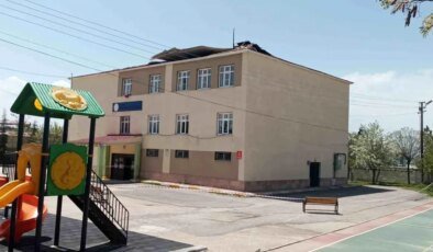 Van’da Fırtına Okulun Çatısını Uçurdu