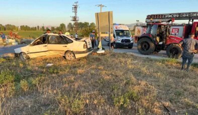 Afyonkarahisar’da Otomobil-Traktör Çarpışması: 4 Yaralı