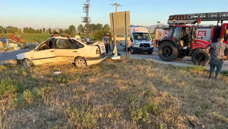 Afyonkarahisar’da Otomobil-Traktör Çarpışması: 4 Yaralı