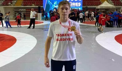 Ahmet Zeyd Özer, U14 Türkiye Güreş Şampiyonu Oldu