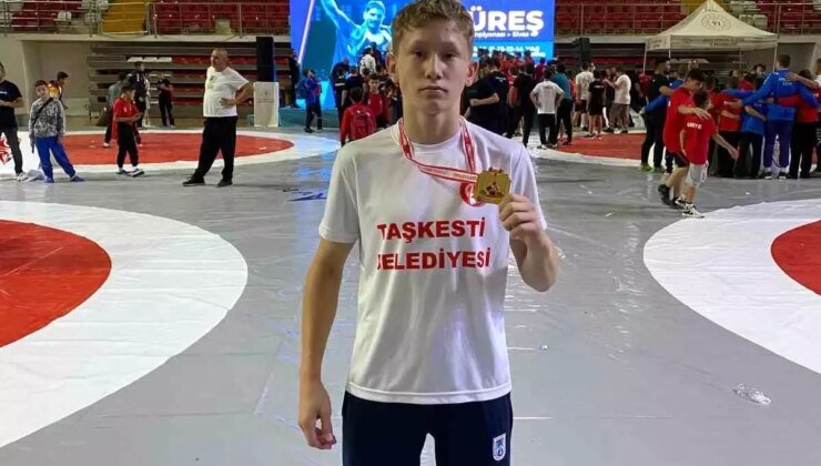 Ahmet Zeyd Özer, U14 Türkiye Güreş Şampiyonu Oldu