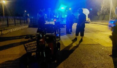 Akyazı’da Elektrikli Bisiklet ile Otomobil Çarpıştı: Anne ve Kızı Yaralandı