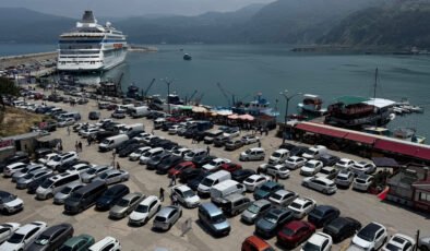 Amasra nüfusunun 10 katı ziyaretçiyi ağırlıyor! İlçeye 20 bin araç geldi!