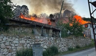 Amasya’da çıkan yangında 4 ev yandı
