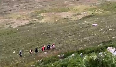 Ardahan’da Uçuruma Yuvarlanan Araçta İki Yaralı