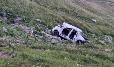Ardahan’da Uçuruma Yuvarlanan Otomobilde İki Kişi Yaralandı