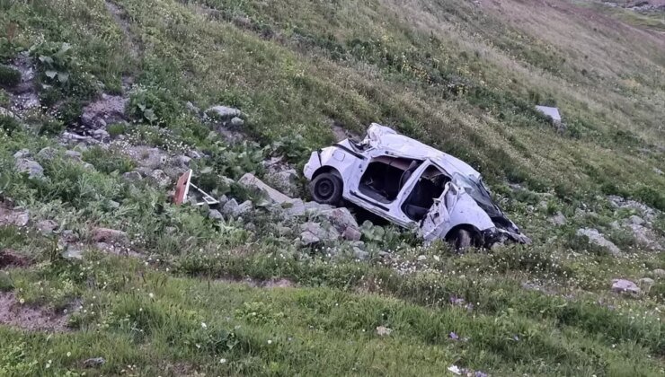 Ardahan’da Uçuruma Yuvarlanan Otomobilde İki Kişi Yaralandı