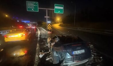 Bahçelievler’de Seyir Halindeyken Yanan Otomobil Kullanılamaz Hale Geldi